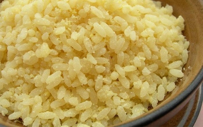 Đĩa xôi vò và bánh chiên đặc sản Bình Thuận hấp dẫn