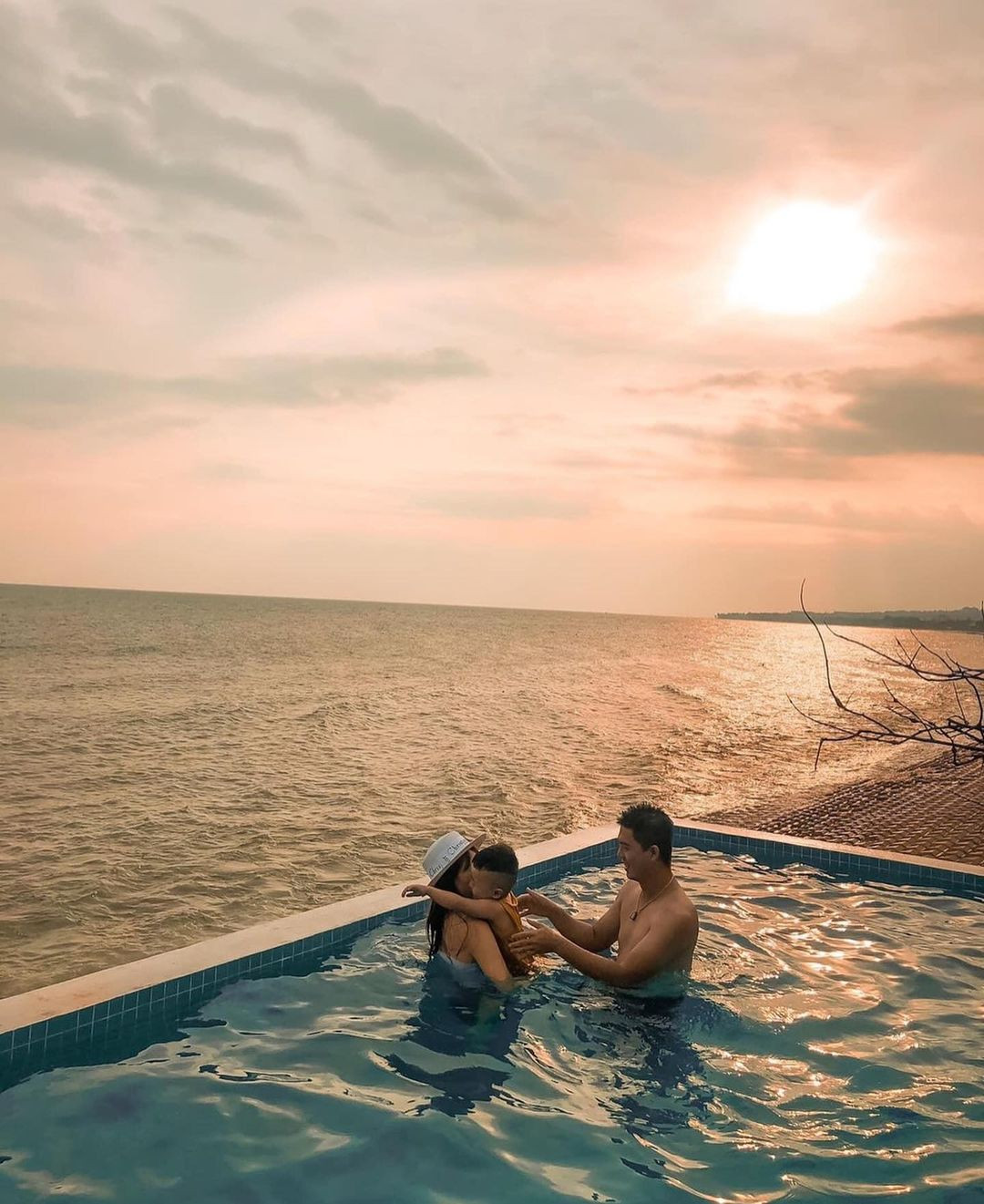 Điểm ngắm bình minh và hoàng hôn tuyệt đẹp tại hồ bơi Cesar Homestay