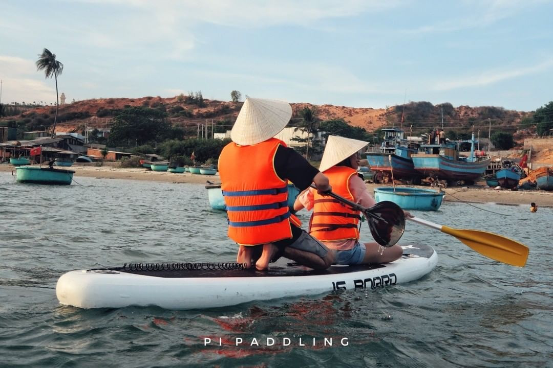 Đoàn du khách chuẩn bị tham gia tour chèo thuyền Kayak cùng hướng dẫn viên