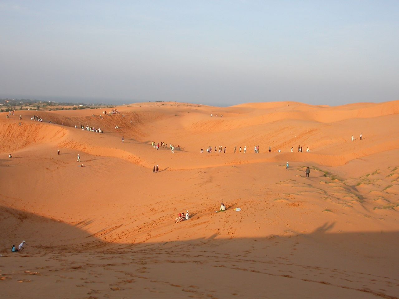 Đồi cát chịu ảnh hưởng của rất nhiều yếu tố thiên nhiên