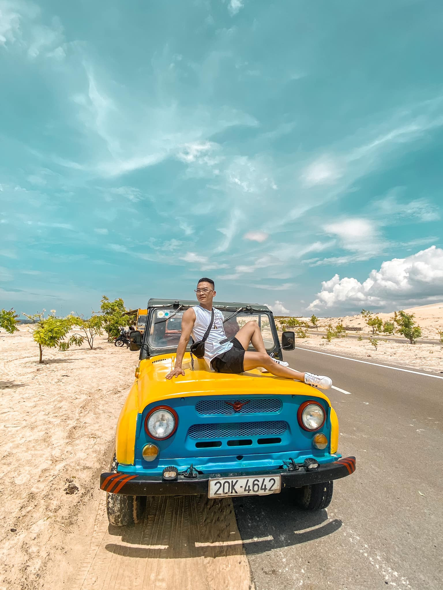 Đồi cát trắng rộng lớn nhìn từ cung đường Phan Rí