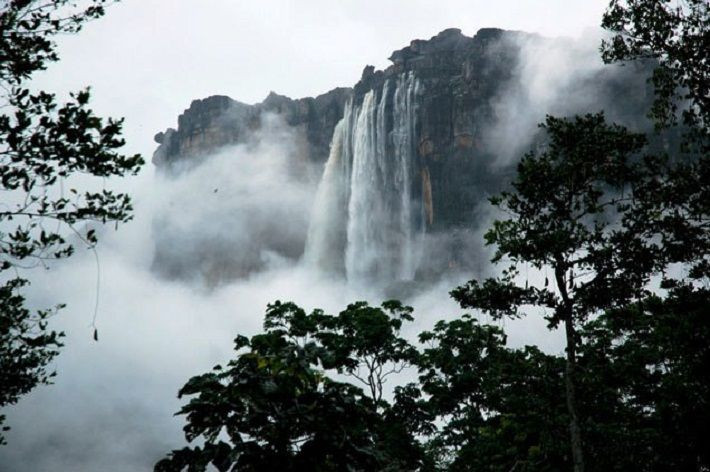 Dòng nước Thác Đa Mi đổ mạnh, tạo nên lớp bọt trắng xóa trong khung cảnh thiên nhiên hoang sơ