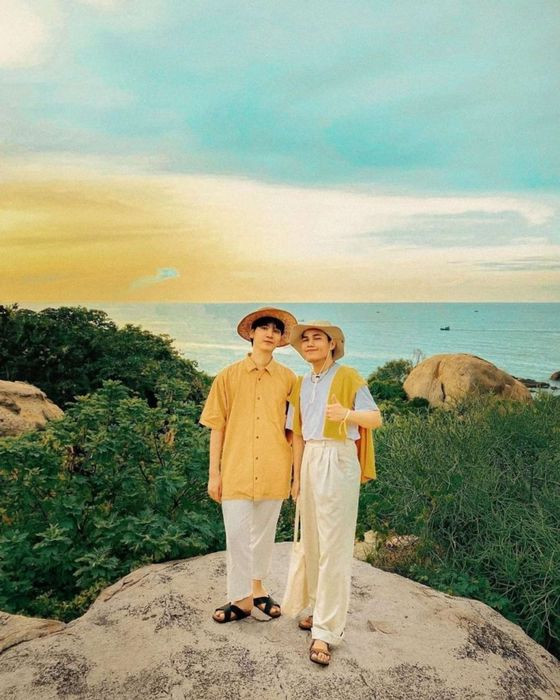 Du khách chiêm ngưỡng cảnh quan núi đá và cây cỏ khô đặc trưng quanh Chùa Cổ Thạch