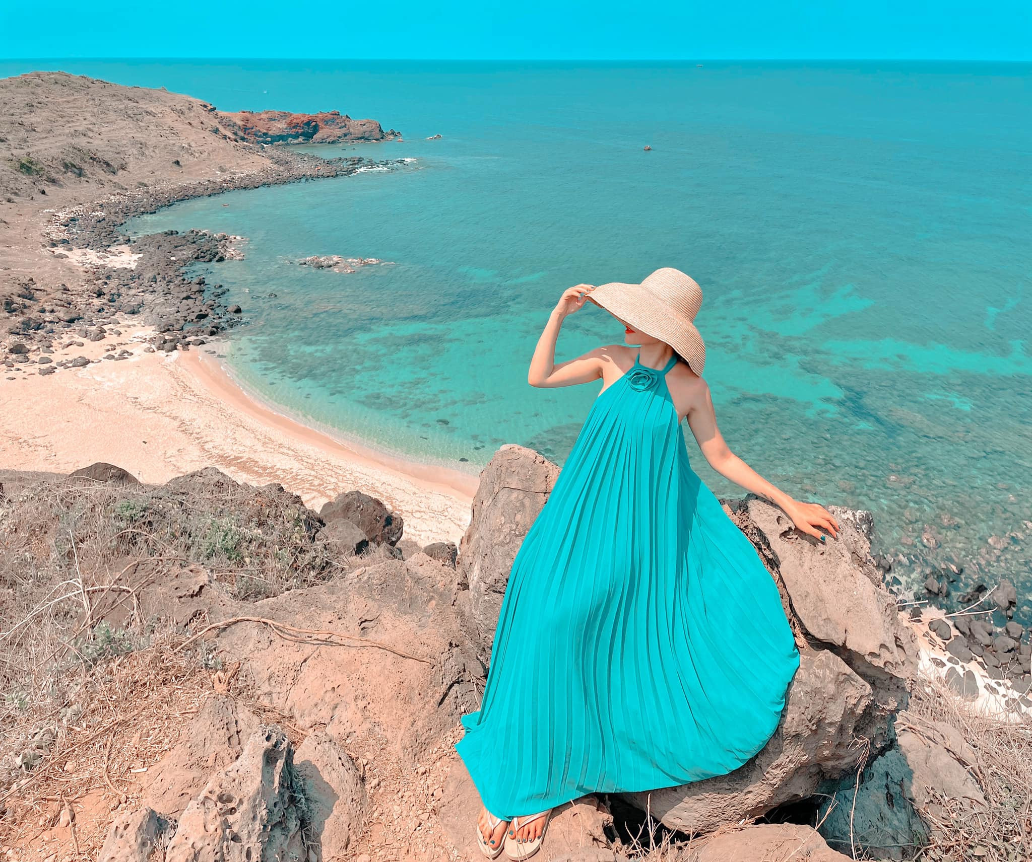 Du khách chuẩn bị lên tàu cao tốc ra đảo Phú Quý tại bến cảng.