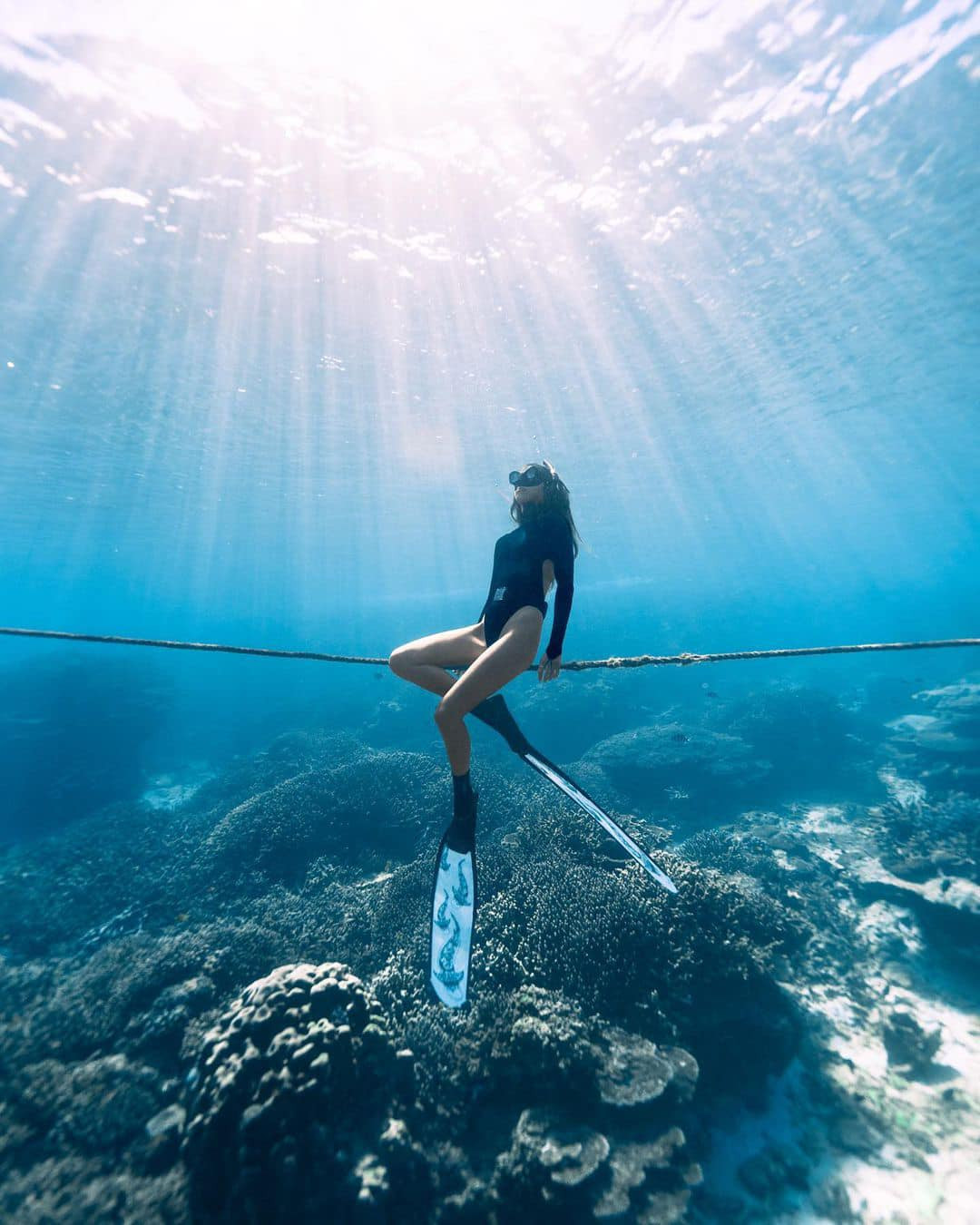 Du khách chụp ảnh kỷ niệm trong chuyến lặn biển ngắm san hô tại Phú Quý.