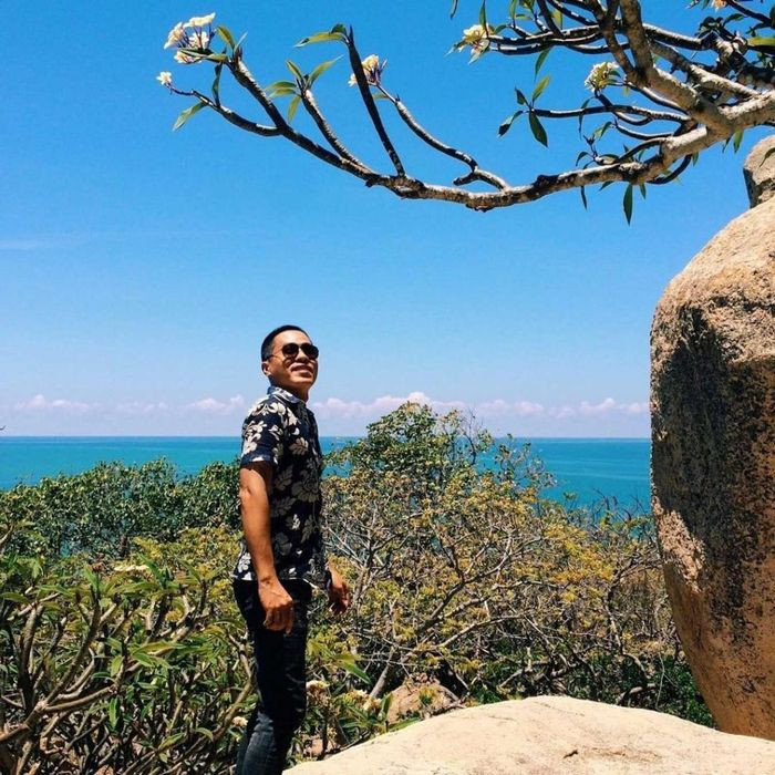 Du khách chụp ảnh tại Bãi Đá Bảy Màu gần Chùa Cổ Thạch Bình Thuận