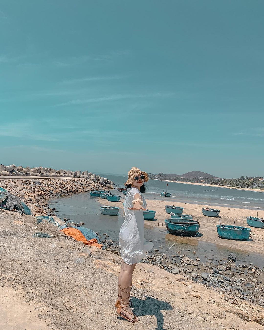Du khách chụp ảnh tại Bờ kè Bãi đá ông địa Phan Thiết
