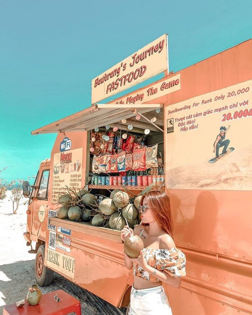 Du khách chụp ảnh tại đồi cát trắng Bàu Trắng trong chuyến đi Mũi Né 2 ngày 2 đêm