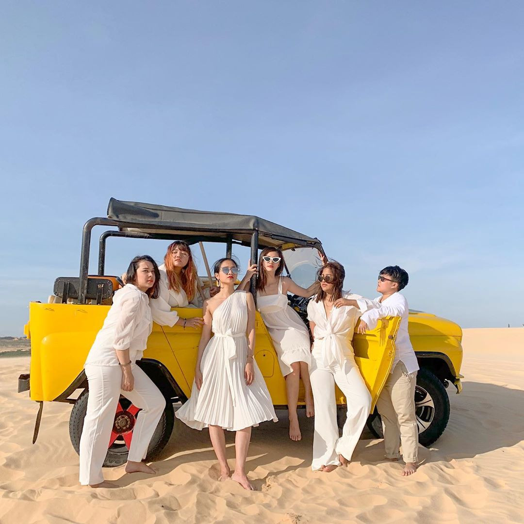 Du khách hào hứng tham gia tour xe jeep khám phá đồi cát tại Mũi Né