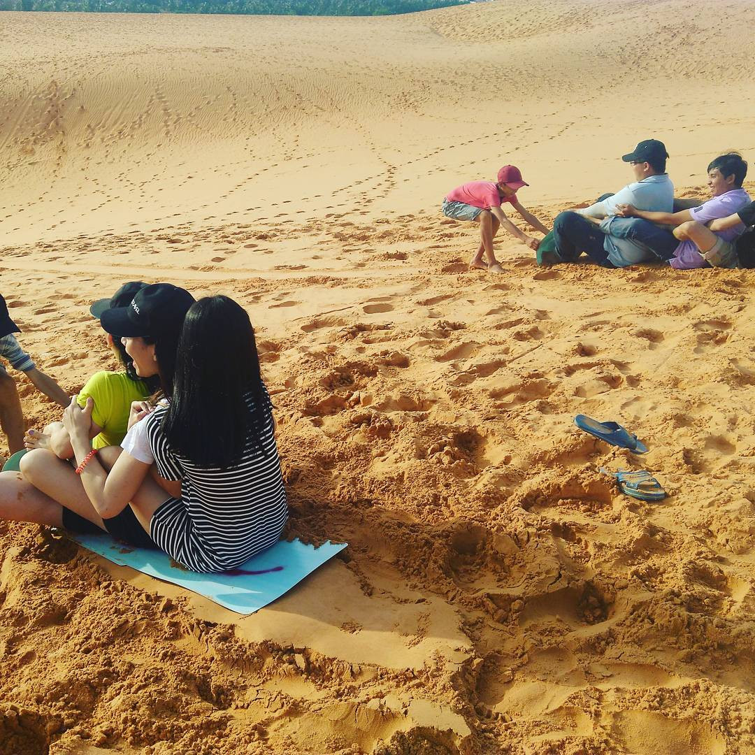 Du khách hào hứng với trò chơi trượt cát ở Mũi Né