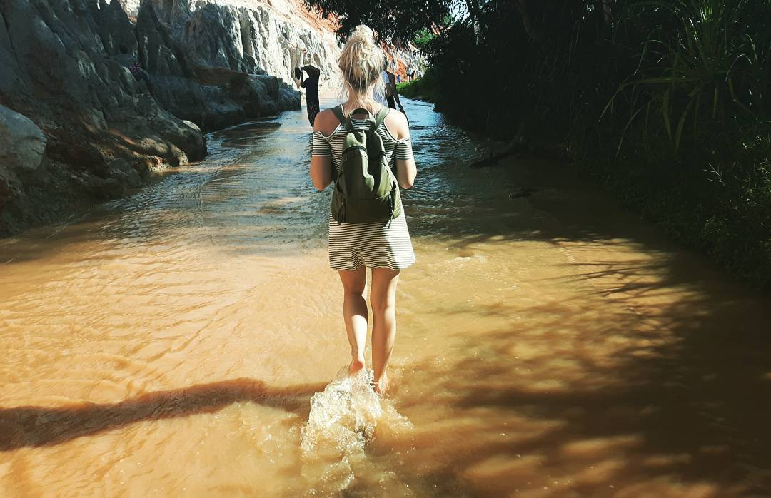 Du khách lội nước khám phá Suối Tiên Mũi Né