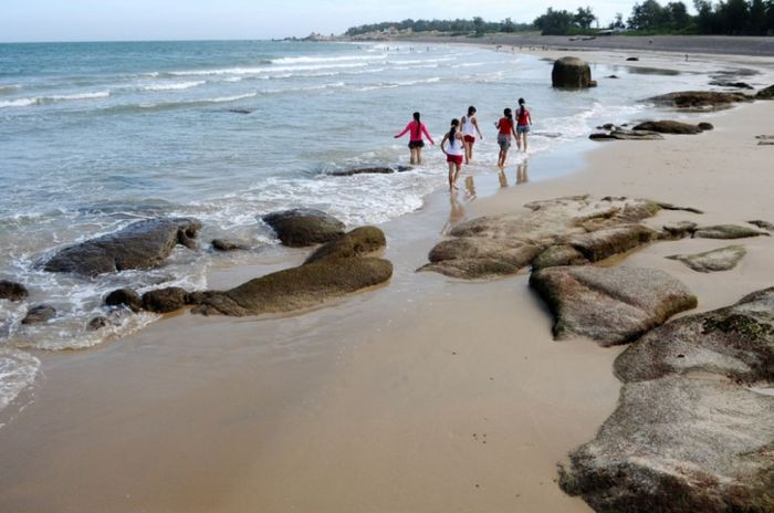 Du khách tận hưởng không gian yên bình trên bãi biển Mũi Né