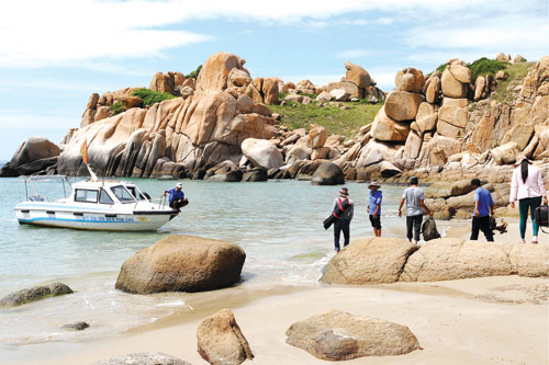 Du khách tham quan Khu bảo tồn biển Cù Lao Câu, một địa danh xưa ở Tuy Phong