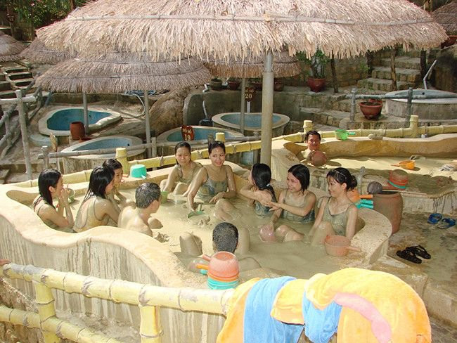 Du khách thư giãn khi tắm bùn khoáng tại khu du lịch gần Cổ Thạch