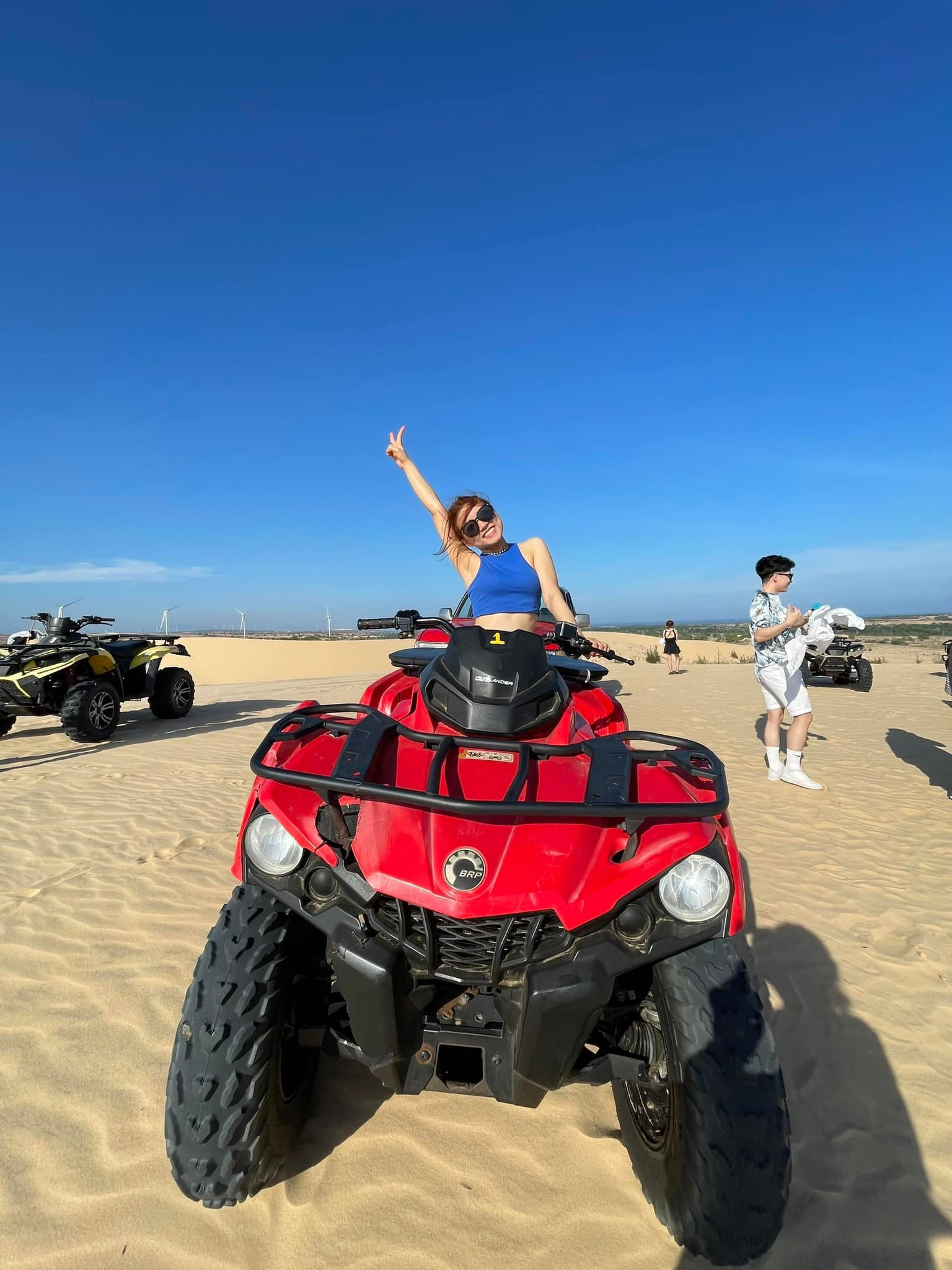 Du khách trải nghiệm chơi xe ATV trên đồi cát trắng tại Bàu Trắng, điểm đến trong chuyến du lịch Mũi Né Phan Thiết Phú Quý Hòn Tranh