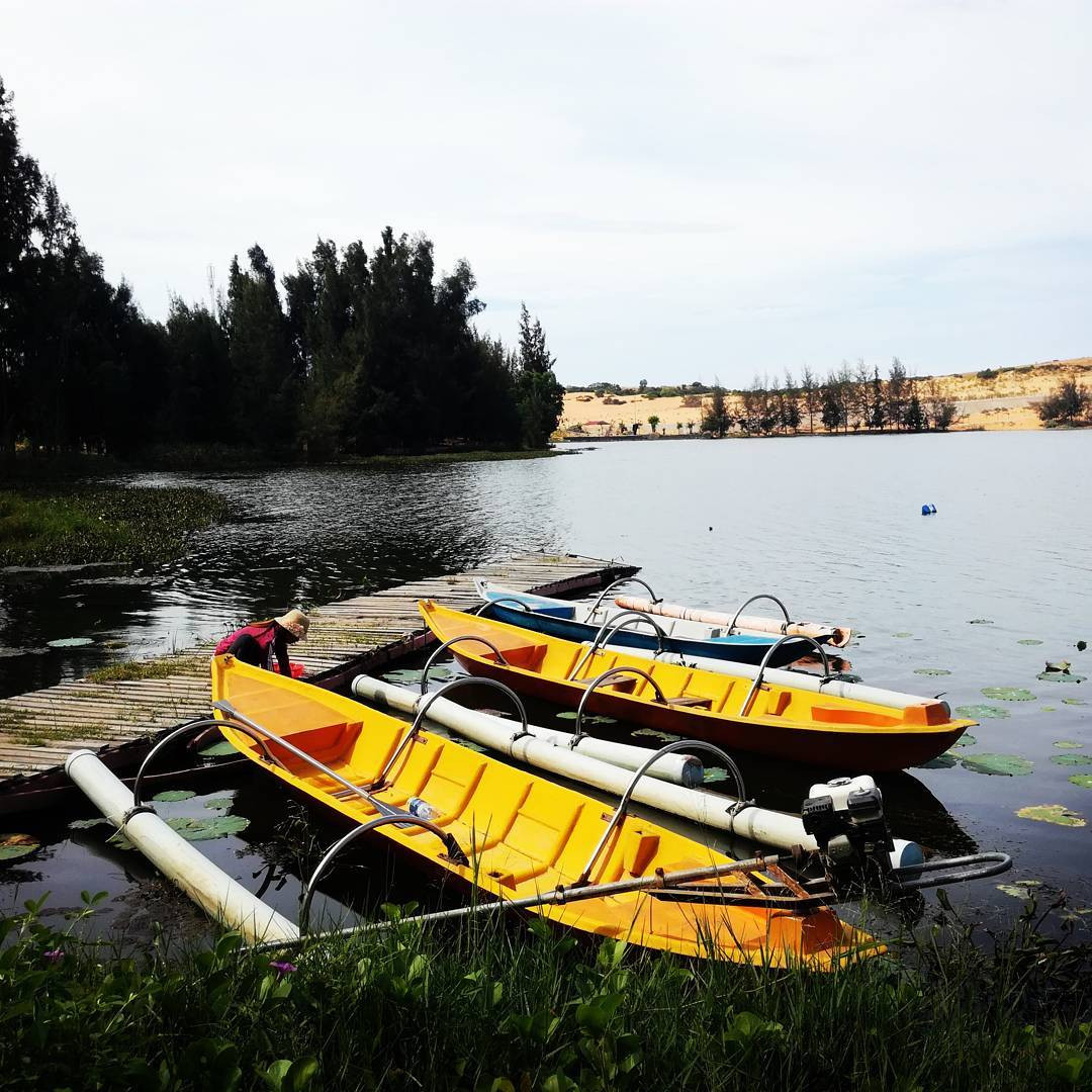 Du khách trải nghiệm không gian yên bình tại Bàu Sen