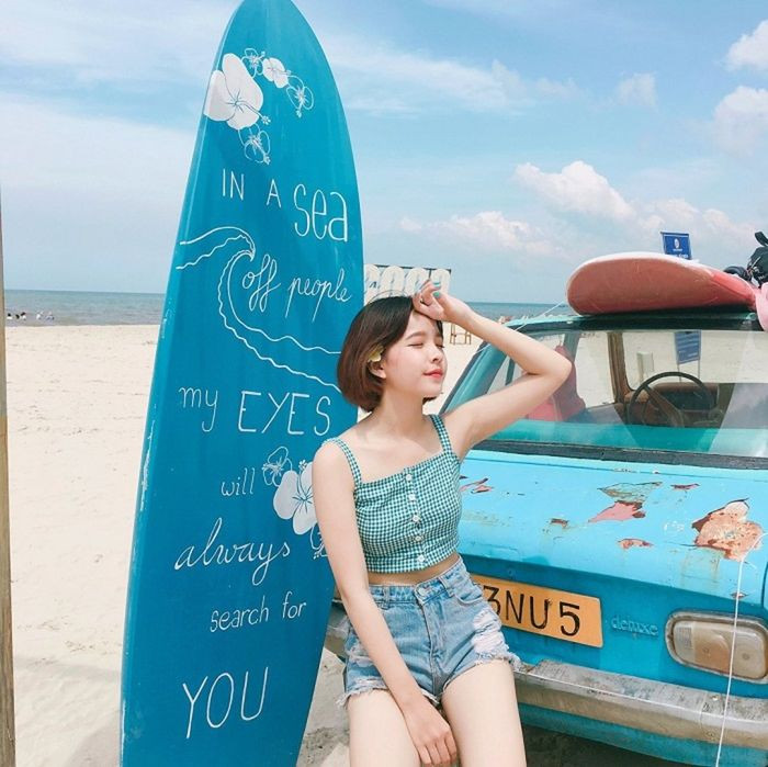 Du khách trải nghiệm lướt sóng trên biển tại Coco Beach Camp Lagi Bình Thuận