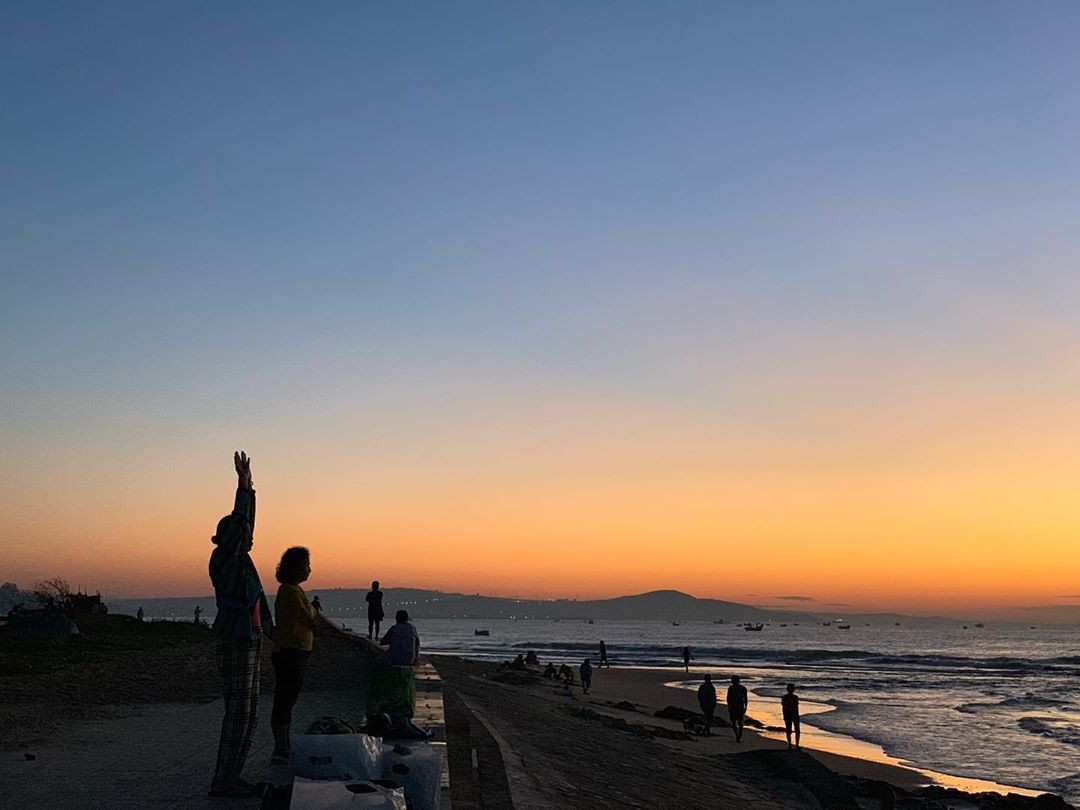 Du khách và người dân địa phương tắm biển tại bãi biển Đồi Dương sạch đẹp