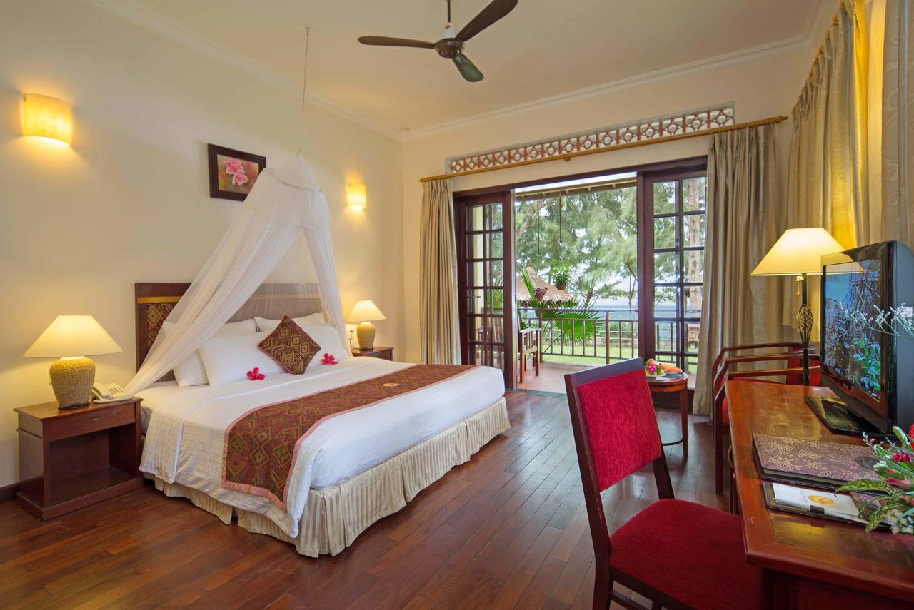 Du khách vui chơi trên biển Mũi Né