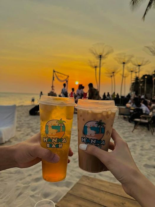 Du khách xếp hàng mua vé vào cổng Hanna Beach