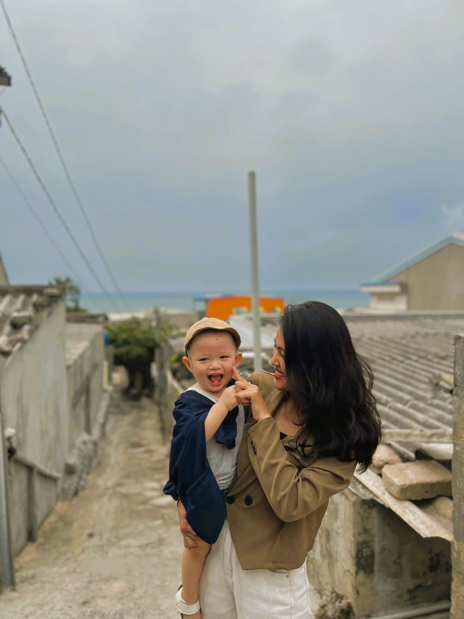 Gia đình có trẻ nhỏ tận hưởng khoảnh khắc vui vẻ trên bãi biển ở đảo Phú Quý