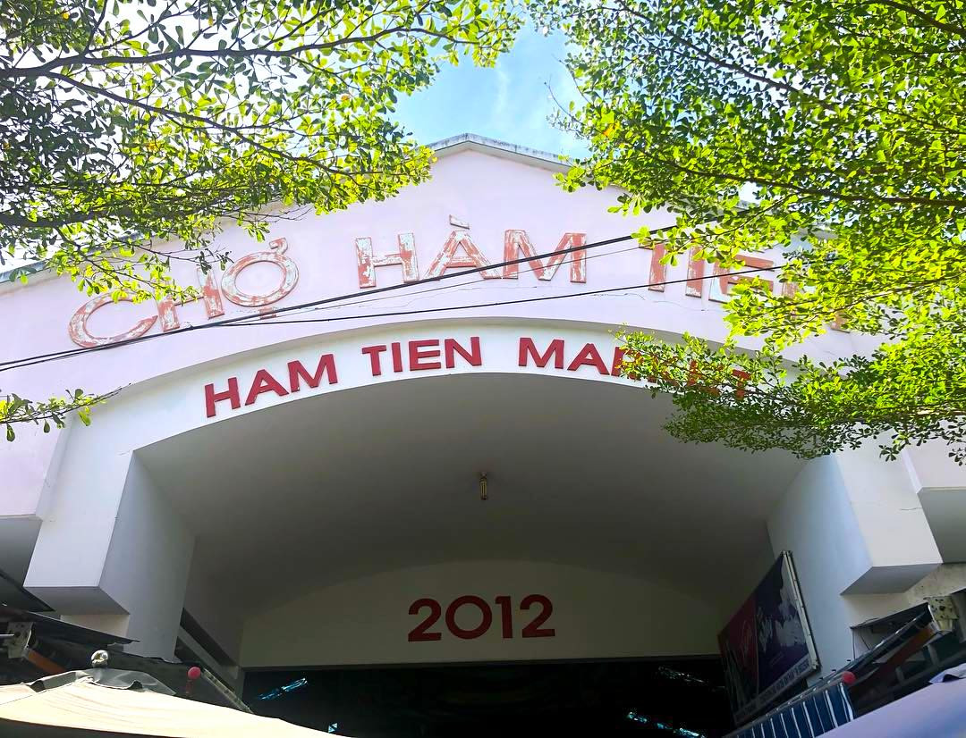 Gian hàng bán hải sản tươi sống tại chợ Hàm Tiến, Mũi Né