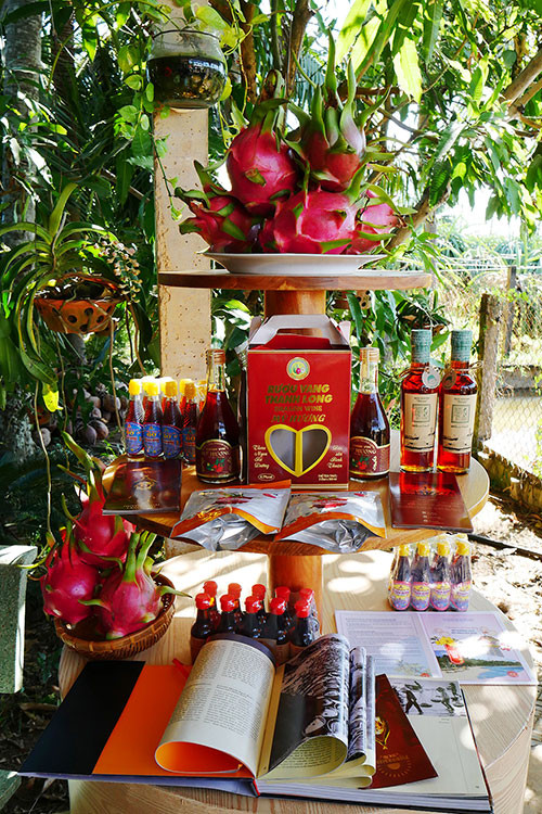 Gian hàng trưng bày các sản phẩm làm từ thanh long tại vườn