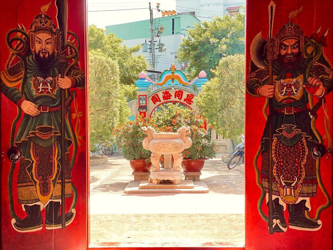 Góc kiến trúc với cột đỏ và câu đối tại Quan Thánh Miếu Phan Thiết