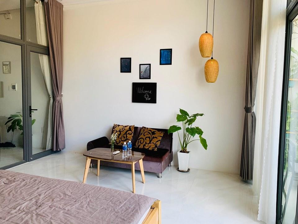 Góc nhỏ với hoa tại LIM House Homestay