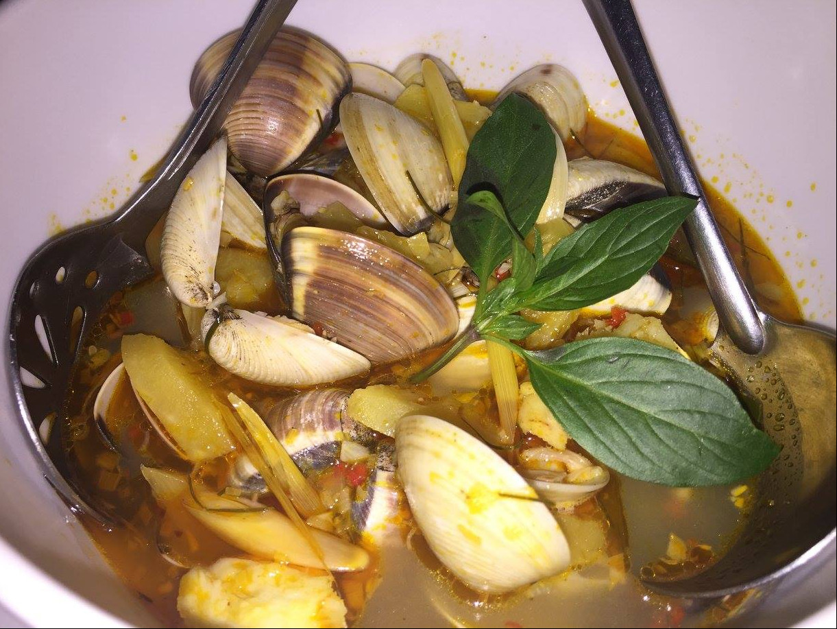 Góc vườn xanh mát tại nhà hàng Cham Garden, nơi yên tĩnh gần Terracotta Resort &amp; Spa.