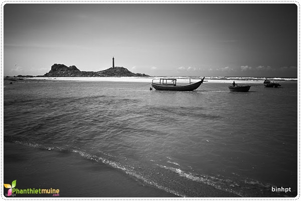 Hải đăng Kê Gà cổ kính đứng sừng sững trên đảo giữa biển xanh