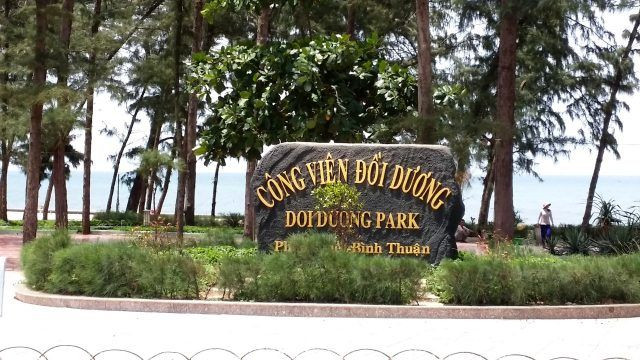 Hình ảnh Công viên Đồi Dương Phan Thiết với cây xanh và lối đi