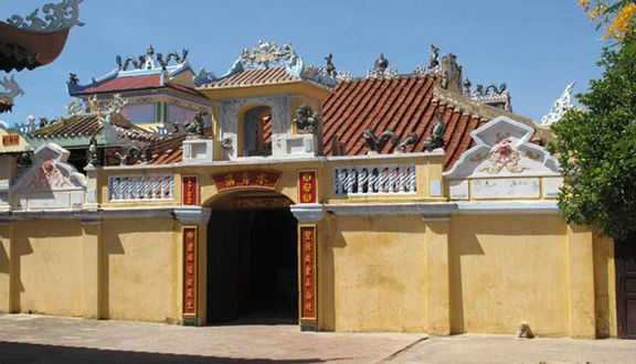 Hình ảnh Đình Vạn Thủy Tú với kiến trúc truyền thống và cây xanh