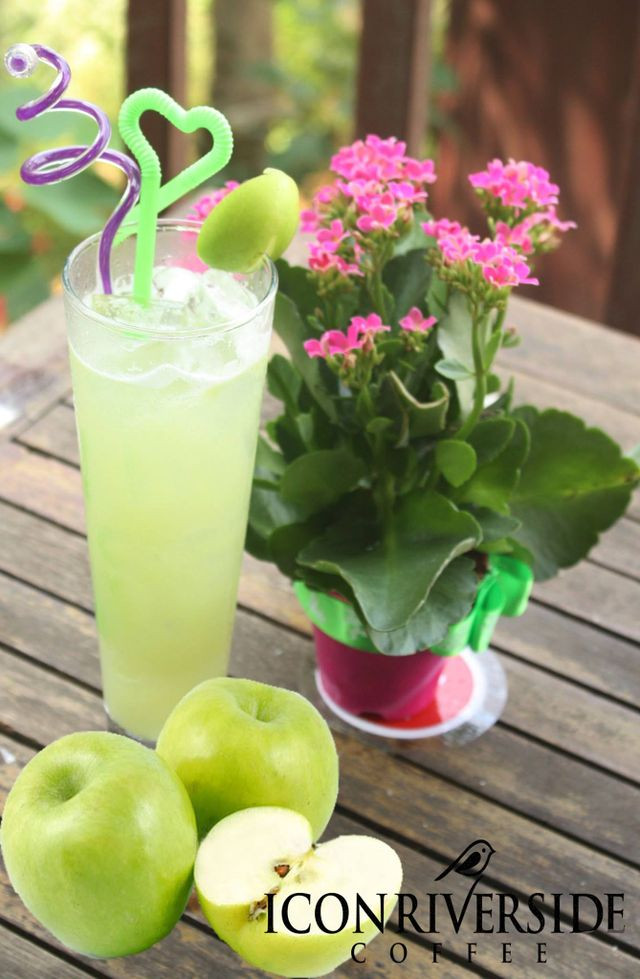 Hình ảnh không gian thoáng đãng tại Quán Icon Riverside Coffee