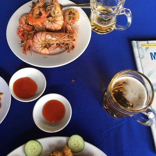 Hình ảnh Nhà hàng Sóng Biển với bàn ghế và không gian ngoài trời