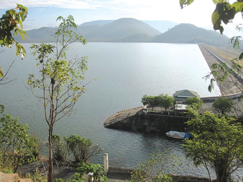 Hồ Cà Giây trong xanh với núi đồi và cây xanh soi bóng