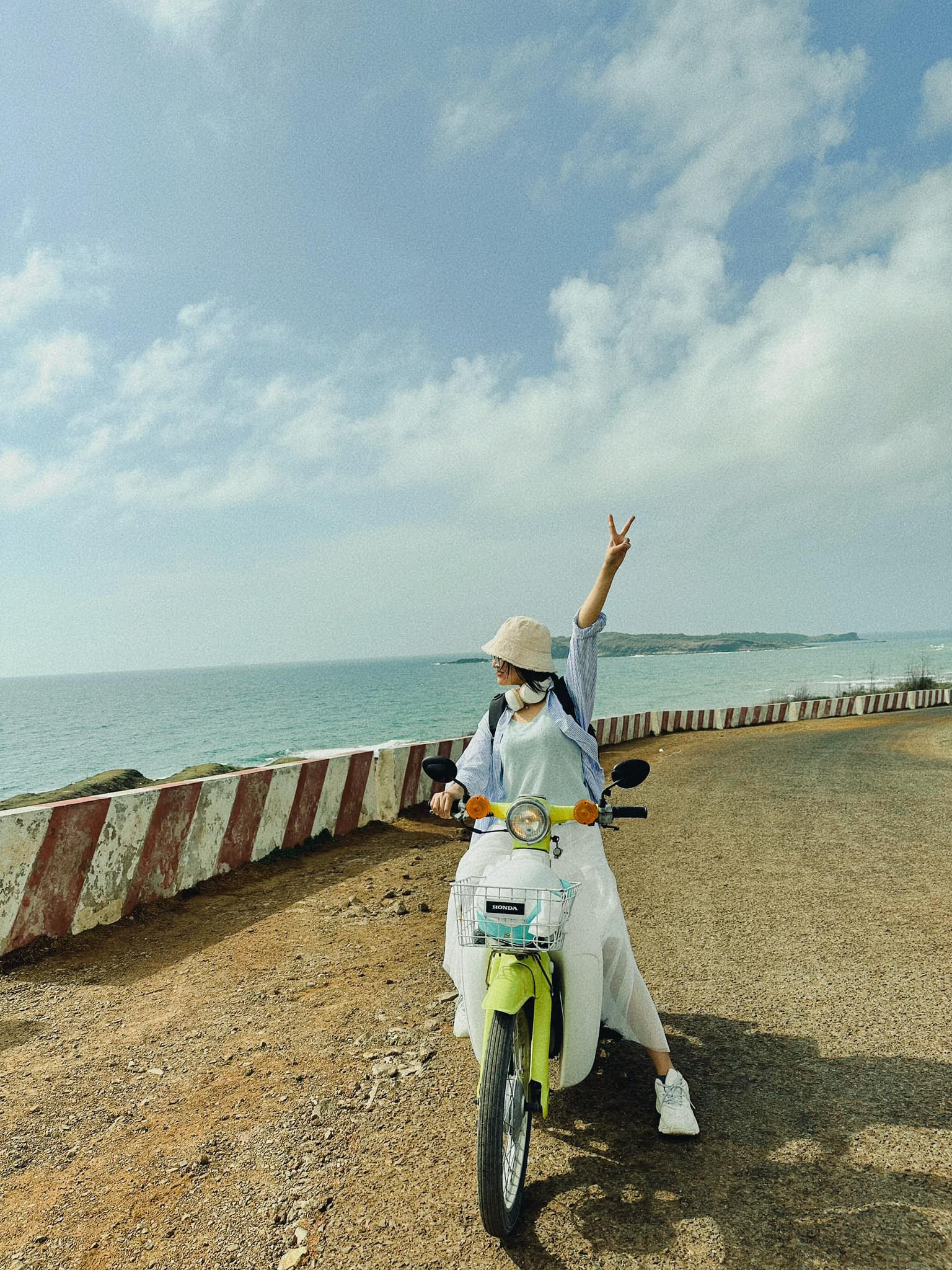 Hoàng hôn rực rỡ buông xuống mặt biển yên bình tại đảo Phú Quý