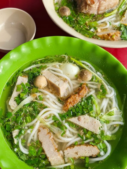 Hương vị hấp dẫn của bánh canh và chả cá chiên tại quán 13 Tuyên Quang