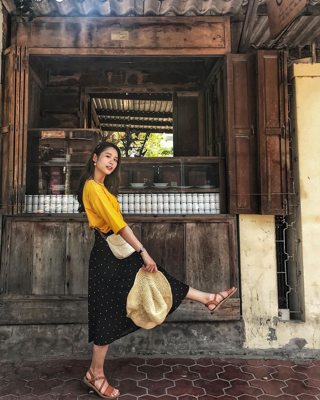 Khách hàng trẻ tuổi check-in tại quán Bánh Flan Mộng Cầm ở Phan Thiết