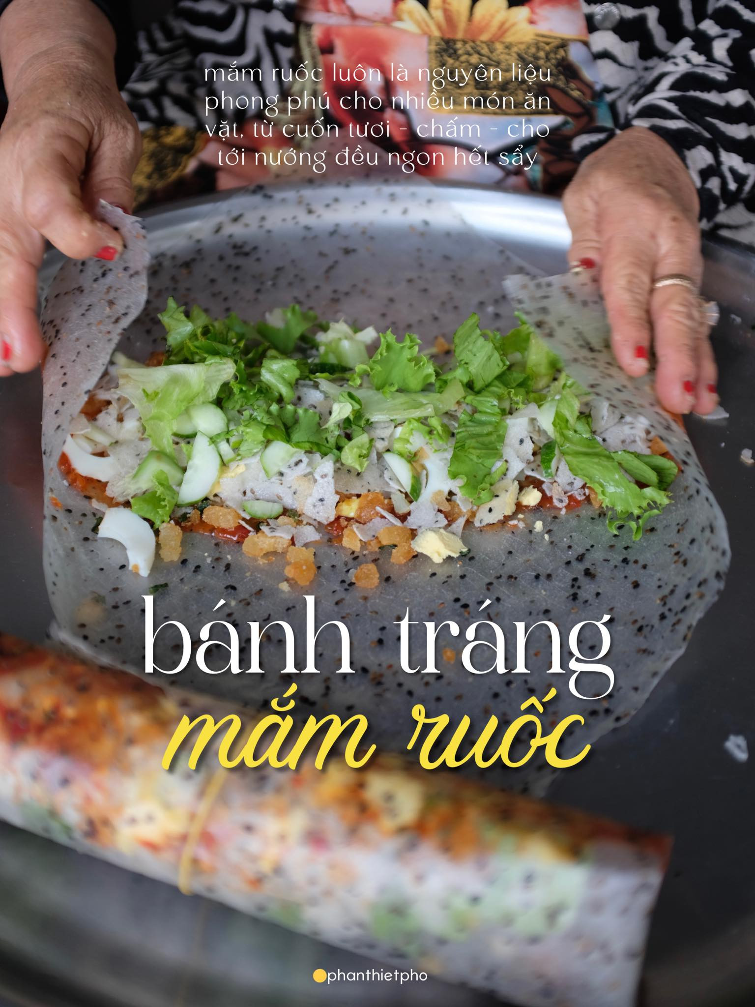 Khay nguyên liệu đầy đặn làm bánh tráng mắm ruốc cuốn Mũi Né