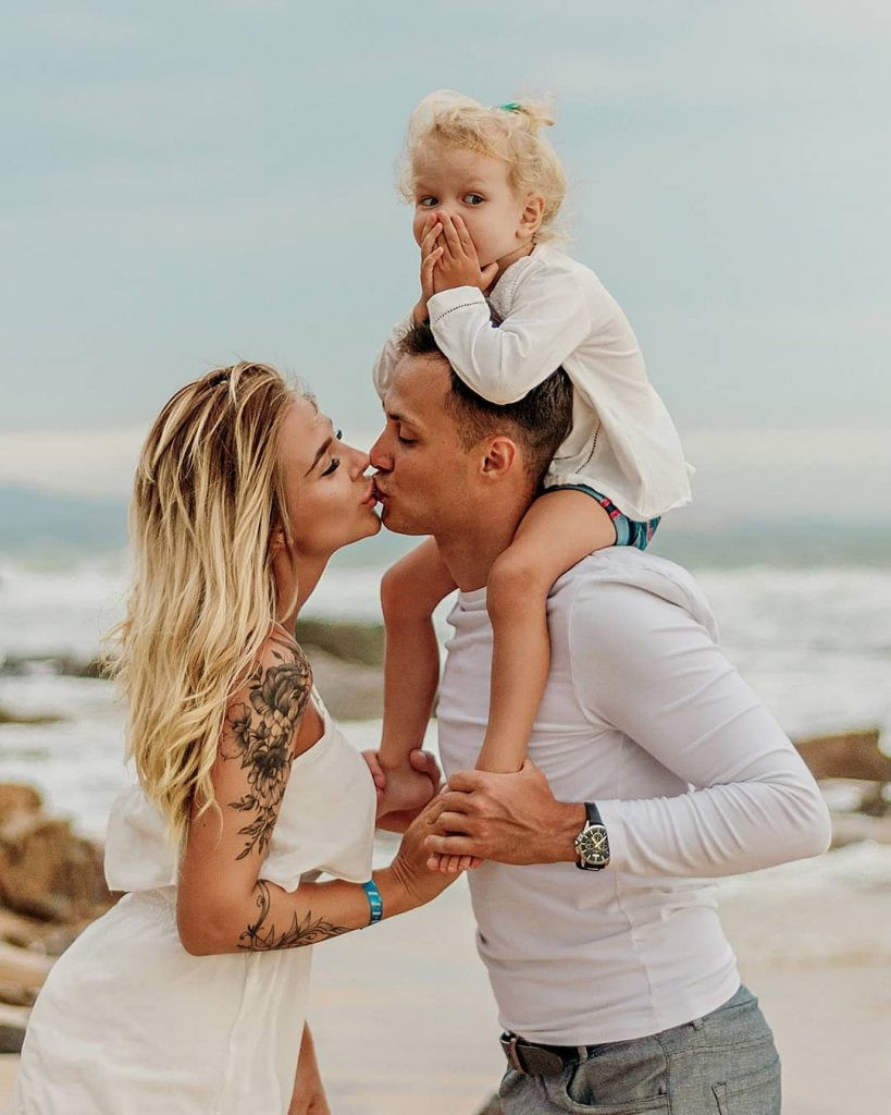 Khoảnh khắc vui đùa của các bé trên đồi cát Mũi Né trong bộ ảnh gia đình