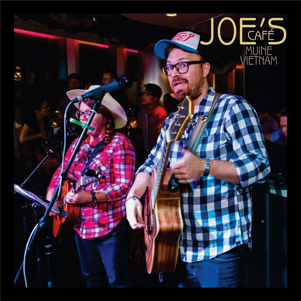 Không gian ấm cúng tại Joe's Cafe Mũi Né nơi có nhạc sống về đêm