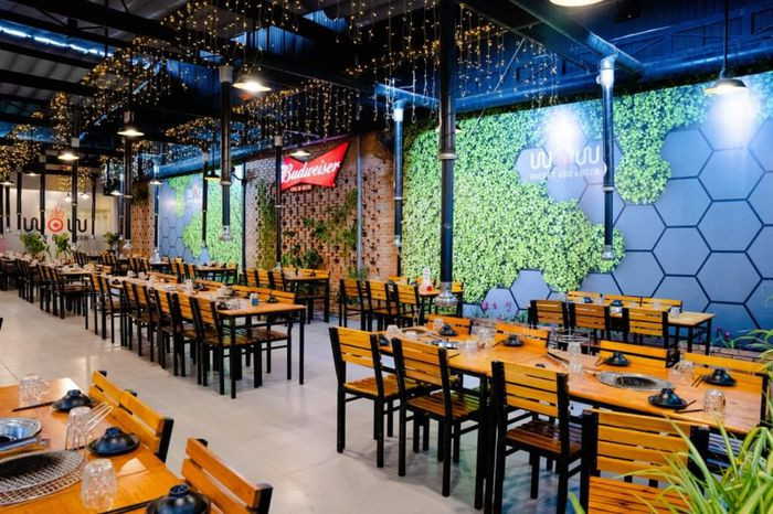 Không gian ấm cúng với bàn ghế gỗ tại Nhà Hàng WoW phục vụ nướng lẩu tự chọn ở Phan Thiết