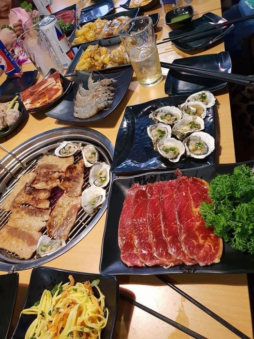 Không gian bàn ăn tại Quán Nướng Ngói, địa điểm nướng lẩu hấp dẫn ở Phan Thiết