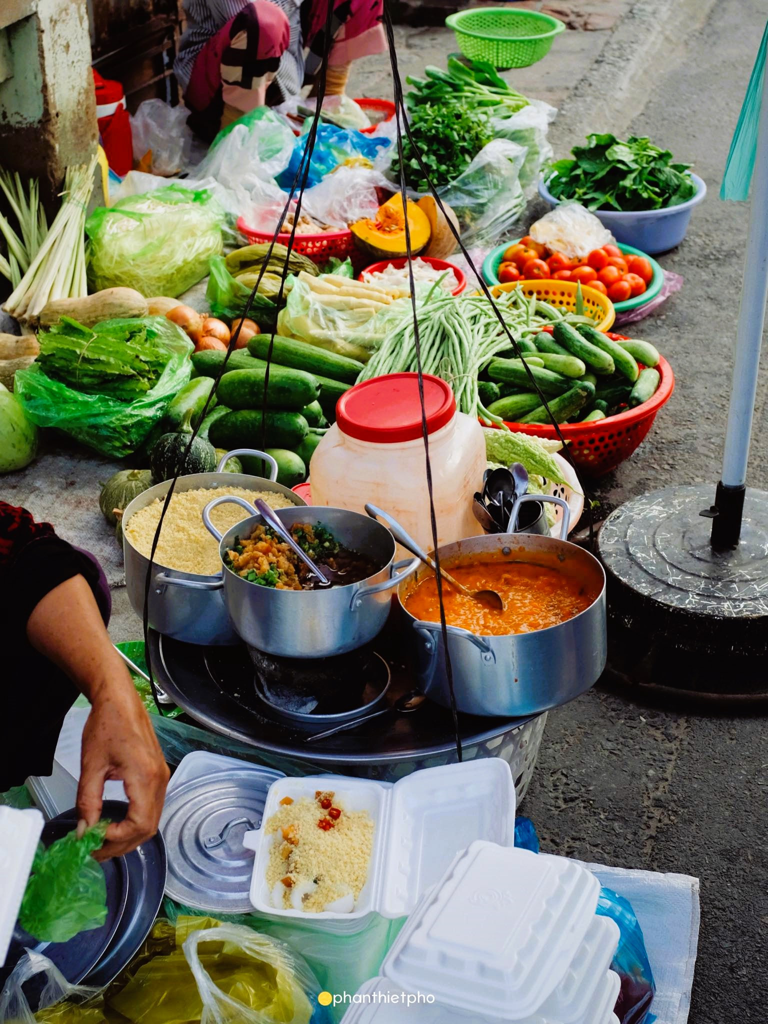 Không gian mua bán truyền thống với người dân ngồi bệt tại chợ cá Cẩm Xìn