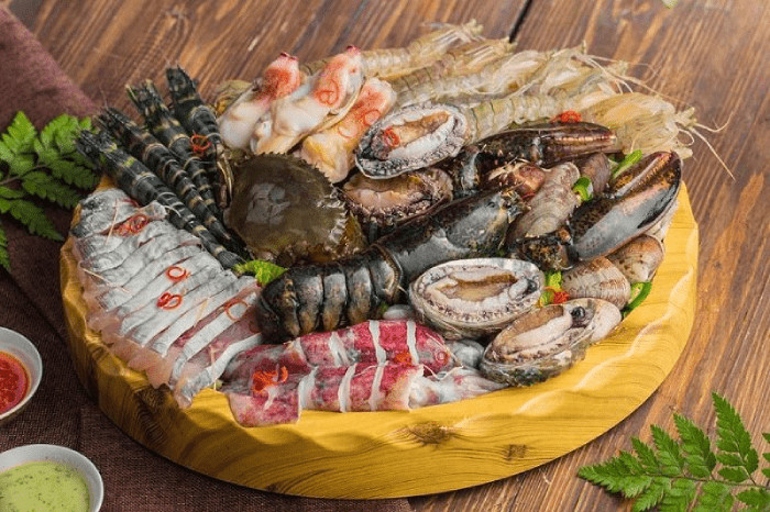 Không gian thoáng đãng tại quán hải sản ven bờ kè Phan Thiết