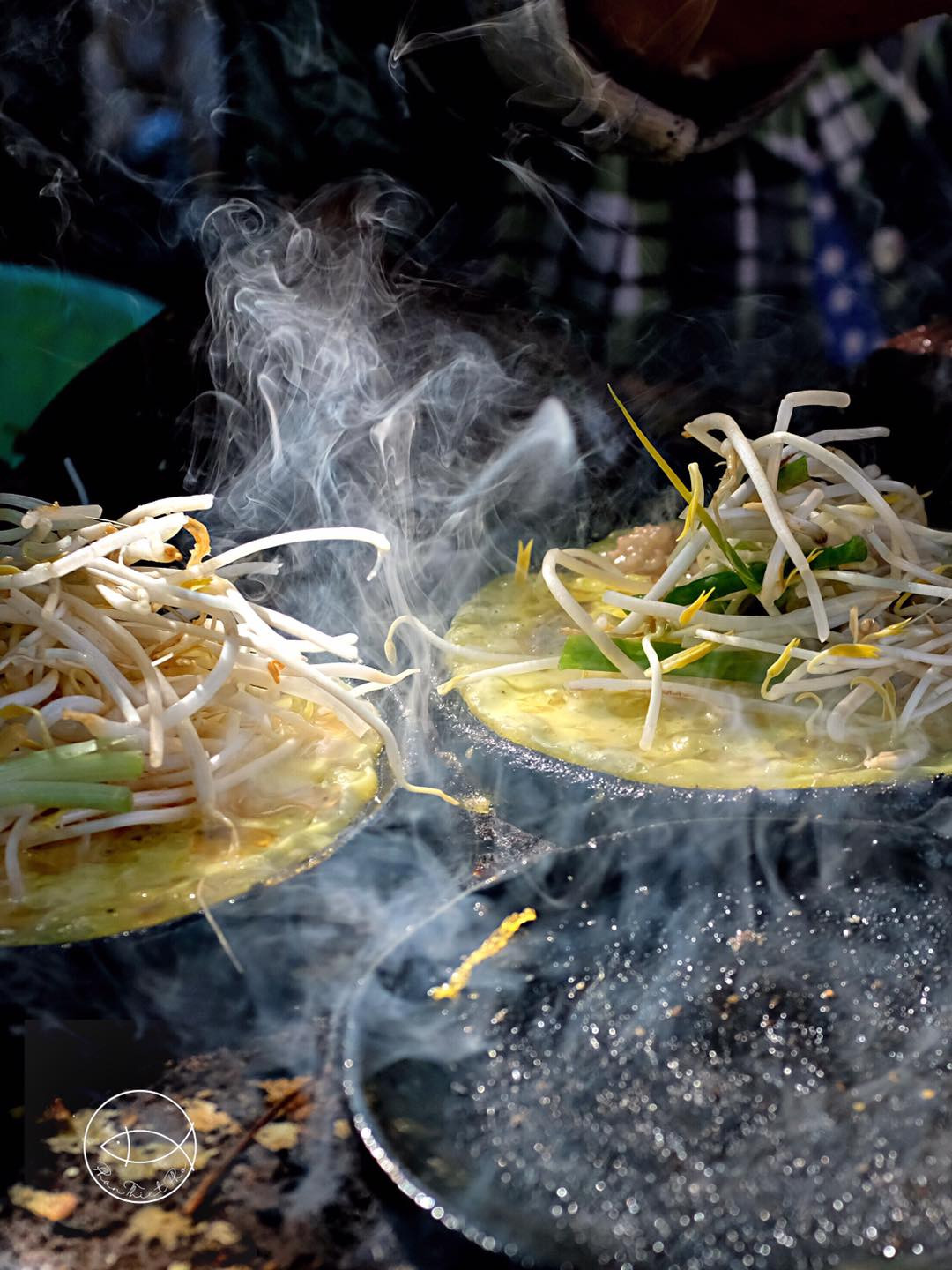 Không khí nhộn nhịp trên con đường bánh xèo