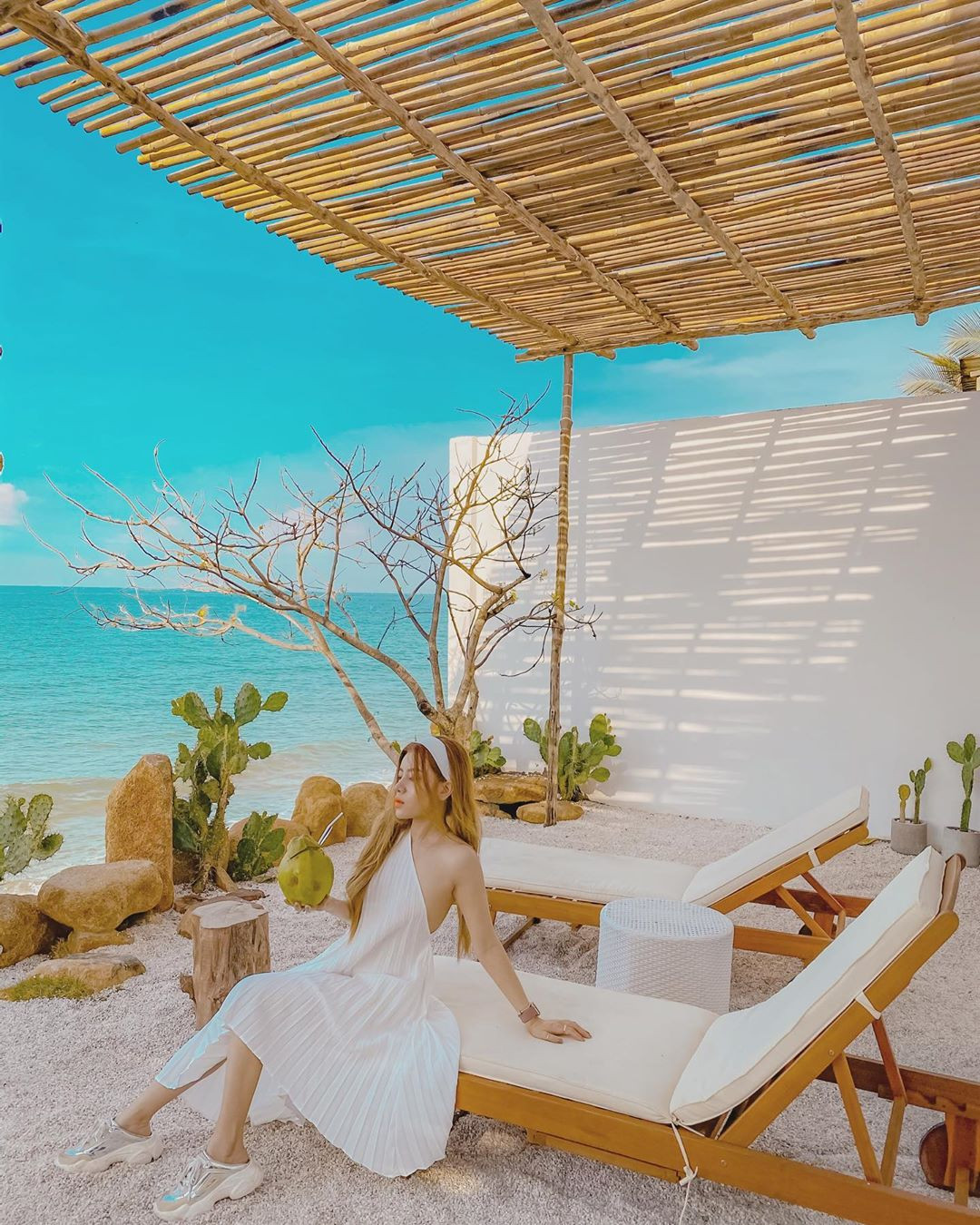 Khu vực bãi biển nhỏ xinh gần các phòng nghỉ tại Cesar Homestay