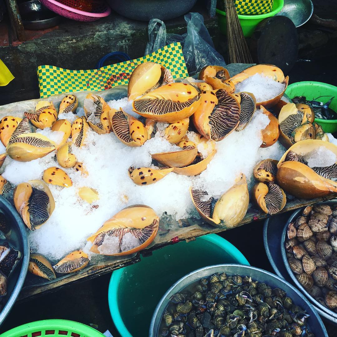 Khu vực bán hải sản khô và đặc sản tại chợ Phan Thiết