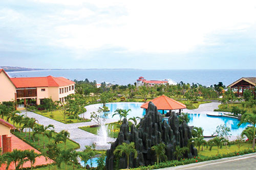 Khu vực tắm bùn khoáng ngoài trời với du khách tại Trung tâm bùn khoáng Mũi Né